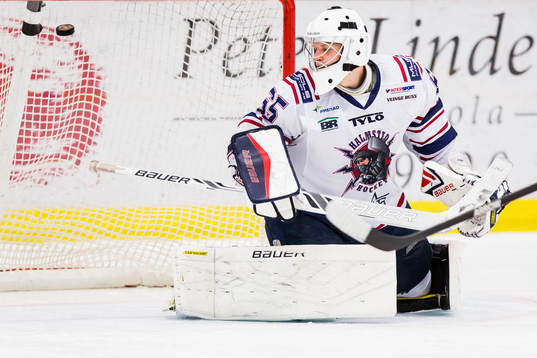 Halmstads målvakt  Jonathan Sääf släpper förbi en puck