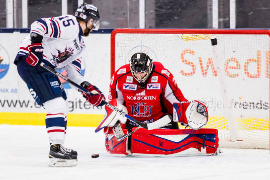 Halmstads Henrik Reis  skjuter ett skott som räddas av