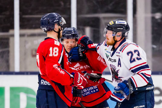 Halmstads Johan Andersson (h) ger Helsingborgs Jesper