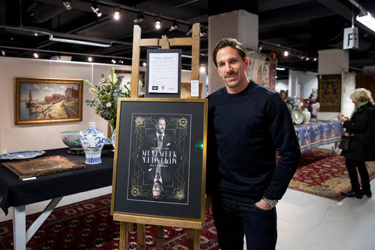 Frölundas lagkapten Joel Lundqvist poserar bredvid