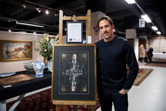Frölundas lagkapten Joel Lundqvist poserar bredvid