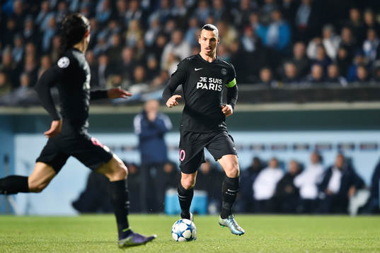 s Zlatan Ibrahimovic spelar fram till Edinson Cavani