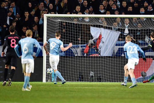 Malmö FFs Markus Rosenberg sätter en straff i stolpen
