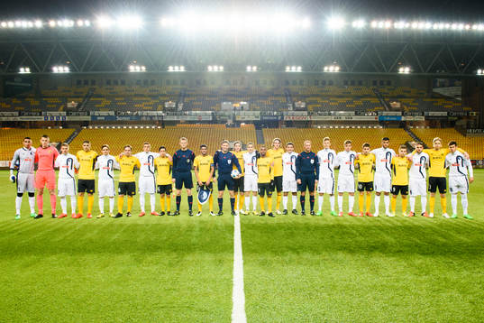 Elfsborgs och FK Rads samt domarna innan en fotbollsmatch i