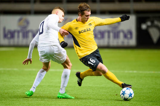 Elfsborgs Noel Jonsson tar sig förbi FK Rads Aleksandar