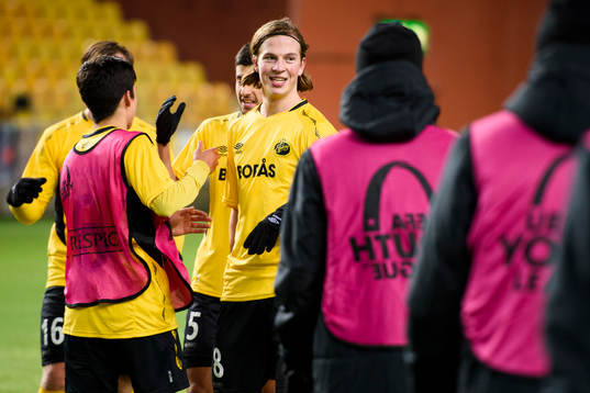 Elfsborgs Simon Olsson och övriga spelare jublar