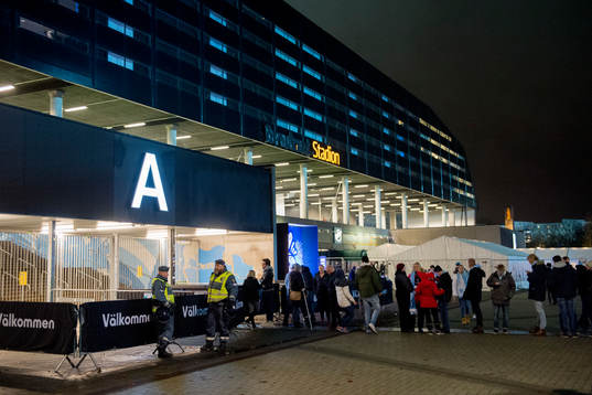Åskådare köar in till fotbollsmatchen i Champions League
