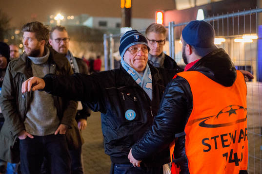 En publikvärd visiterar en person vid insläppet till