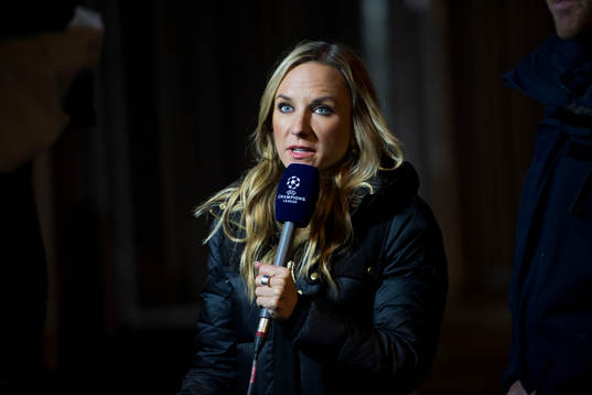 Viasats Frida Nordstrand gör ett inslag