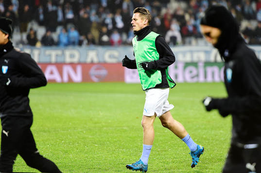 Malmö FFs Markus Rosenberg värmer upp