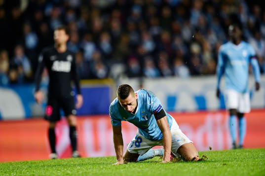 Malmö FFs Nikola Djurjic faller och Malmö tilldelas en