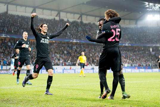 s Blaise Matuidi och Edinson Cavani (tv) kramar om Adrien