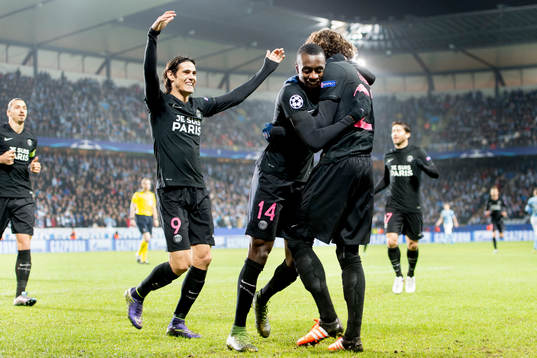 s Blaise Matuidi och Edinson Cavani (tv) kramar om Adrien