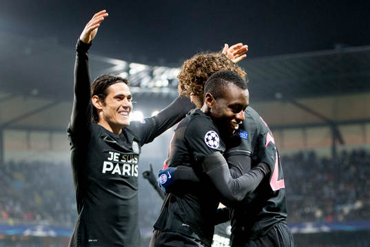 s Blaise Matuidi och Edinson Cavani (tv) kramar om Adrien