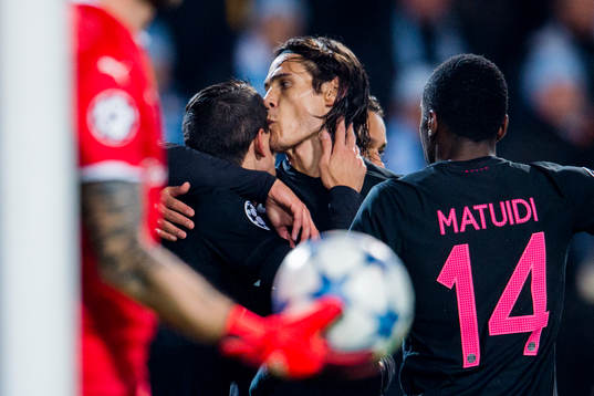 s Edinson Cavani kysser Angel Di Maria (tv) på pannan