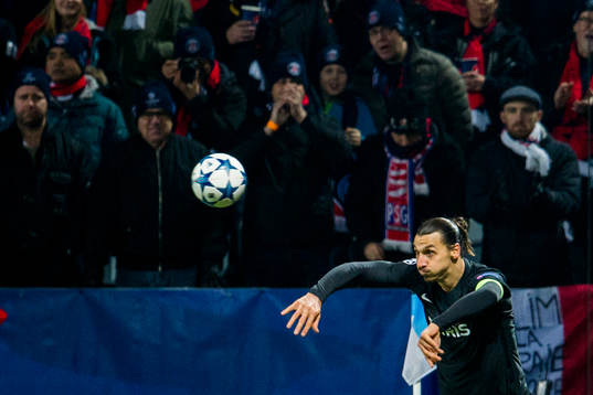 s Zlatan Ibrahimovic lägger ett inkast