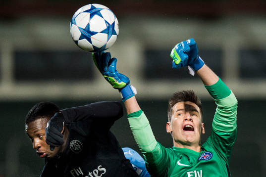 s Christopher Nkunku och målvakt Remy Descamps