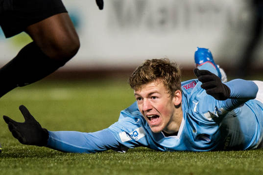 Malmö FFs Teddy Bergqvist fälls i straff området