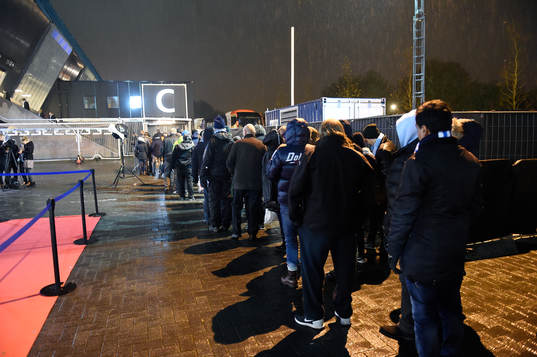 Långa köer utanför Malmö Stadion