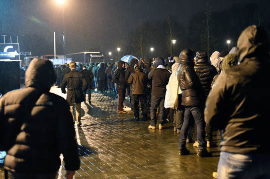 Långa köer utanför Malmö Stadion