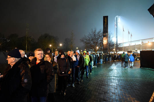 Långa köer utanför Malmö Stadion