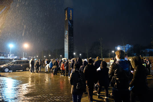 Långa köer utanför Malmö Stadion