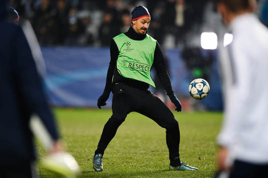 s Zlatan Ibrahimovic värmer upp