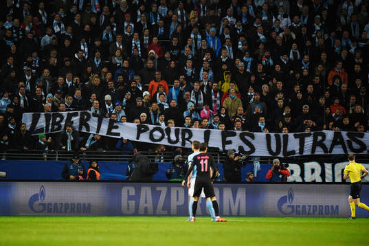 Malmö FFs supportrar håller upp en banderoll