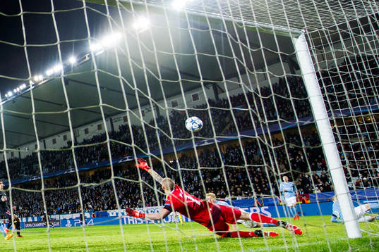 s Zlatan Ibrahimovic gör 0-3 bakom Malmö FFs målvakt