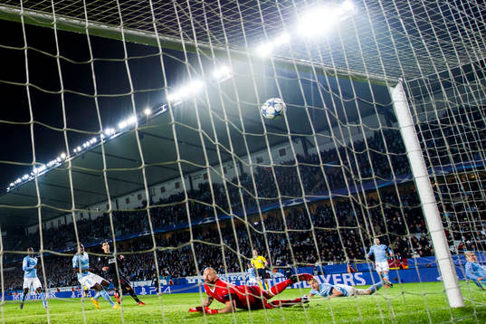 s Zlatan Ibrahimovic (ej i bild) gör 0-3 bakom Malmö FFs
