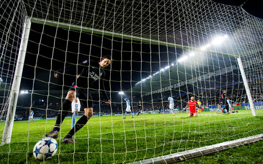 s Edinson Cavani hämtar ut bollen ur mål