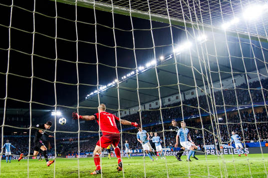 s Angel Di Maria nickar in 0-4 bakom Malmö FFs målvakt