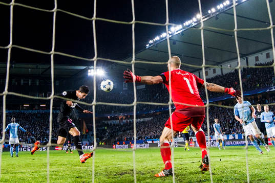 s Angel Di Maria nickar in 0-4 bakom Malmö FFs målvakt