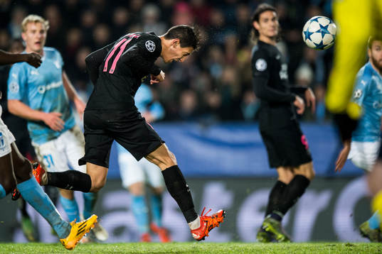 s Angel Di Maria nickar in 0-4 målet