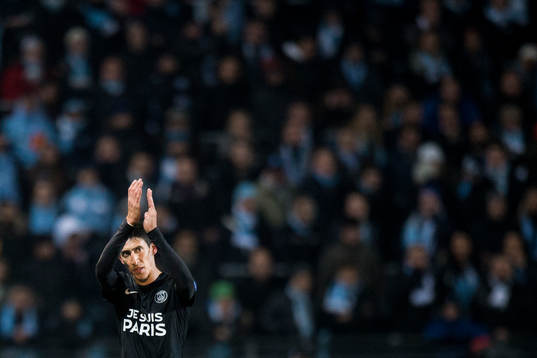 s Angel Di Maria tackar publiken