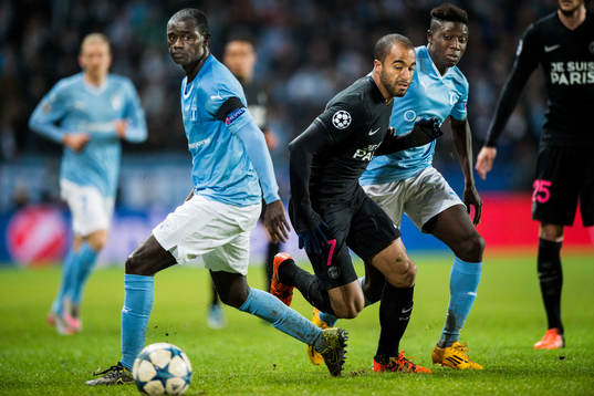s Moura Lucas tar sig förbi Malmö FFs Enock Kofi Adu och