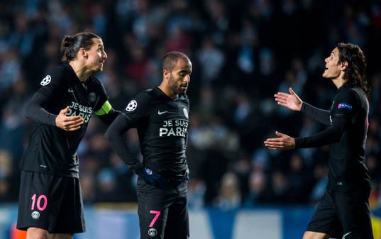s Zlatan Ibrahimovic i bråk med Edinson Cavani (th)