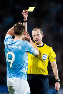Domare William Collum varnar Malmö FFs Markus Rosenberg