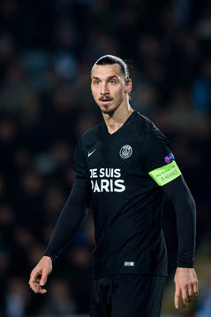 s Zlatan Ibrahimovic med kaptensbindeln