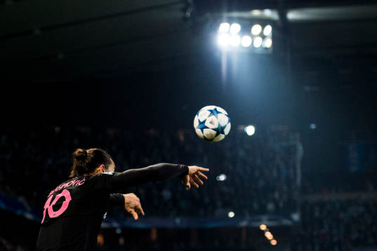 s Zlatan Ibrahimovic kastar ett inkast