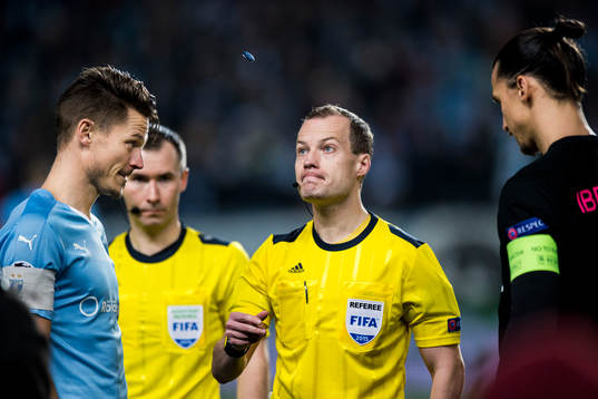 s Zlatan Ibrahimovic tittar på när domare William Collum