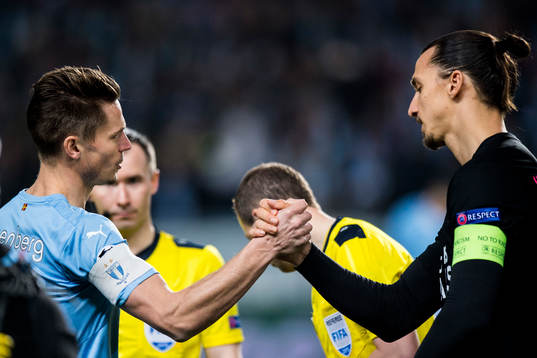 s Zlatan Ibrahimovic tar i hand