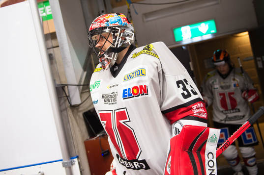Örebros målvakt Julius Hudacek på väg ut till