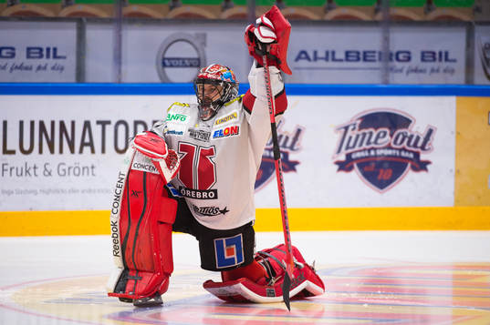 Örebros målvakt Julius Hudacek värmer upp