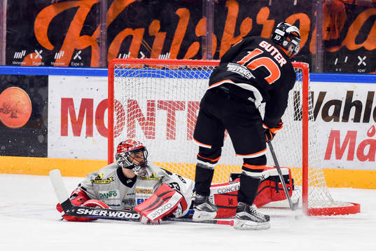 Karlskronas Mattias Guter gör 1-0 på straff bakom
