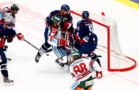Frölundas Joel Lundqvist gör mål 0-1 med spelare i