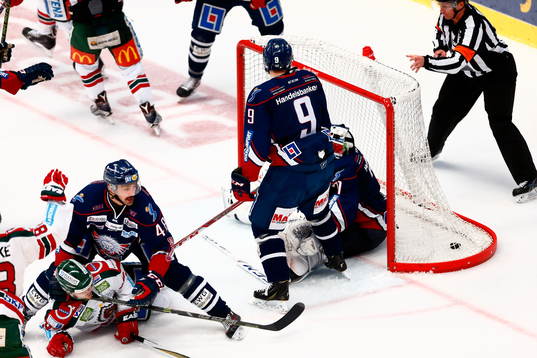 Frölundas Joel Lundqvist gör mål 0-1 med spelare i