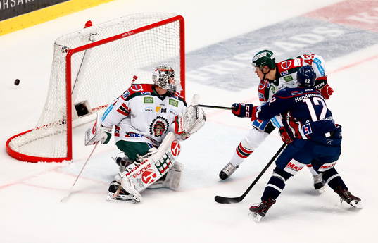 Målchans för Linköpings Sebastian Karlsson framför