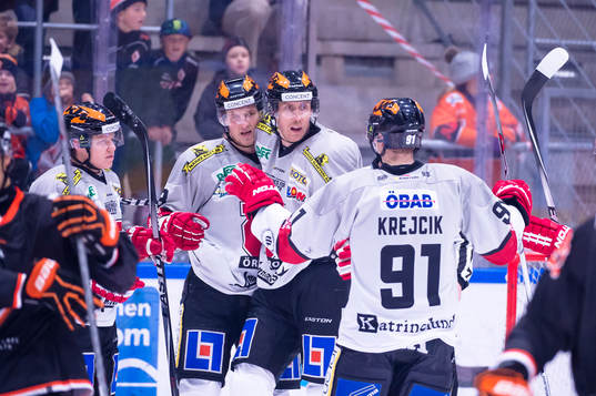 Örebros Mikko Lehtonen har gjort 2-2 och jublar