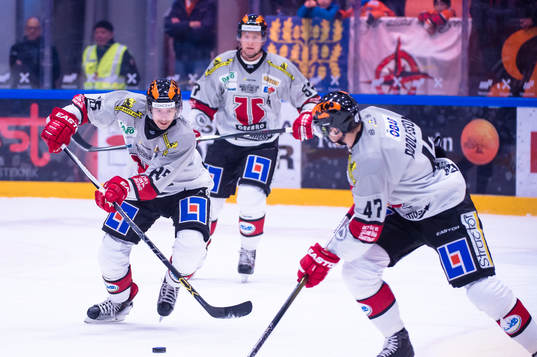 Örebros Kalle Olsson med pucken